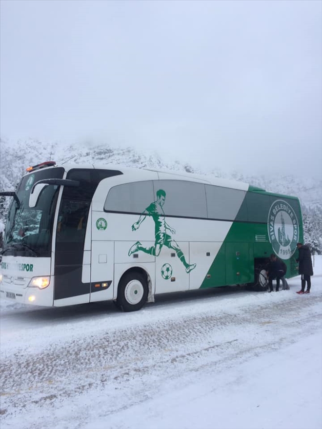 KAMPA GİDEN SİVAS BELEDİYESPOR YOLDA KALDI