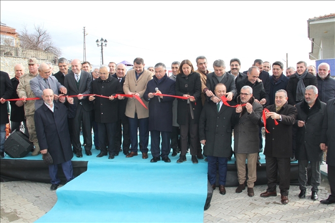 GÖLOVA´DA ÖĞRETMENEVİ VE HALI SAHA HİZMETE AÇILDI