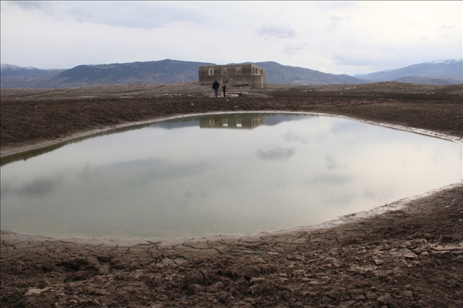 BARAJ SULARI ÇEKİLDİ, TARİHİ CAMİ ORTAYA ÇIKTI (VİDEO)