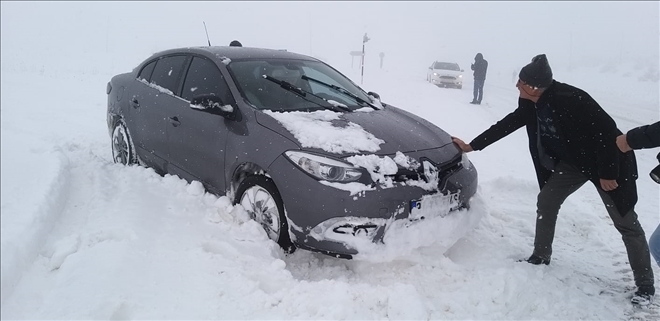 KAR YAĞDI, ARAÇLAR YOLDA KALDI (VİDEO)