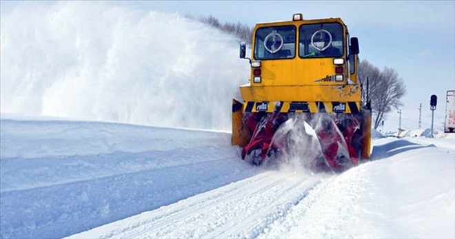 KAR KÖY YOLLARINDA GEÇİT VERMİYOR