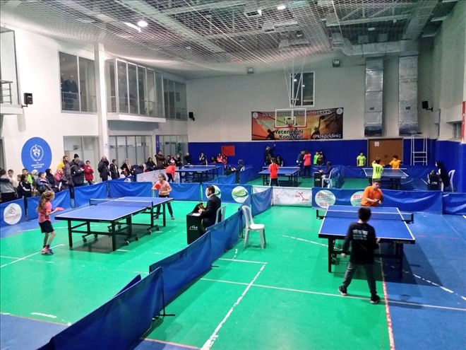 KÜÇÜKLER MASA TENİSİNDE YARIŞIYOR