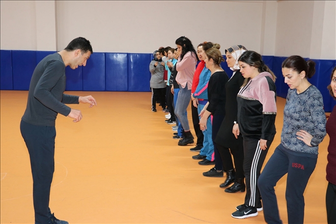 ÖĞRETMENLER HALK OYUNLARINI ÖĞRENİYOR