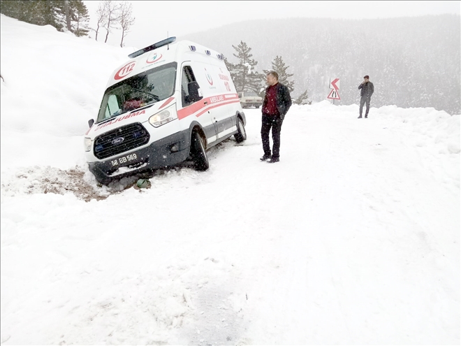 HASTA TAŞIYAN AMBULANS KARA SAPLANDI