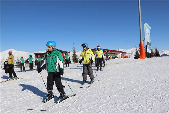 YILDIZ´DA BİN ÖĞRENCİYE KAYAK EĞİTİMİ