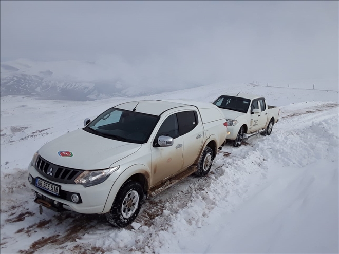 KARDA MAHSUR KALAN TRT EKİBİ KURTARILDI (VİDEO)