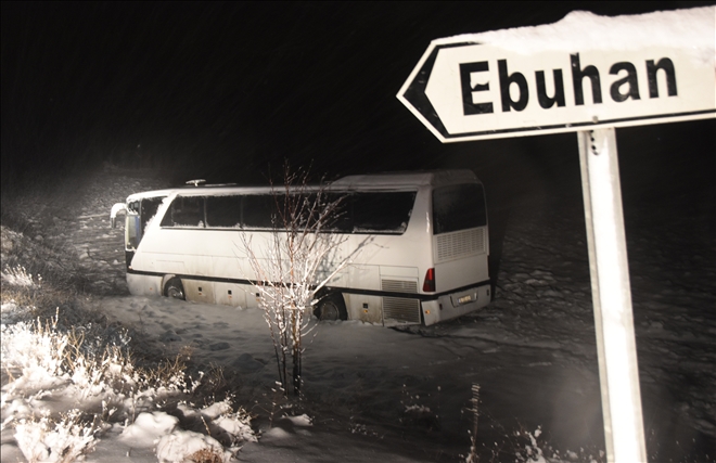 FUTBOLCULARI TAŞIYAN OTOBÜS KAZA YAPTI: 7 YARALI (VİDEO)