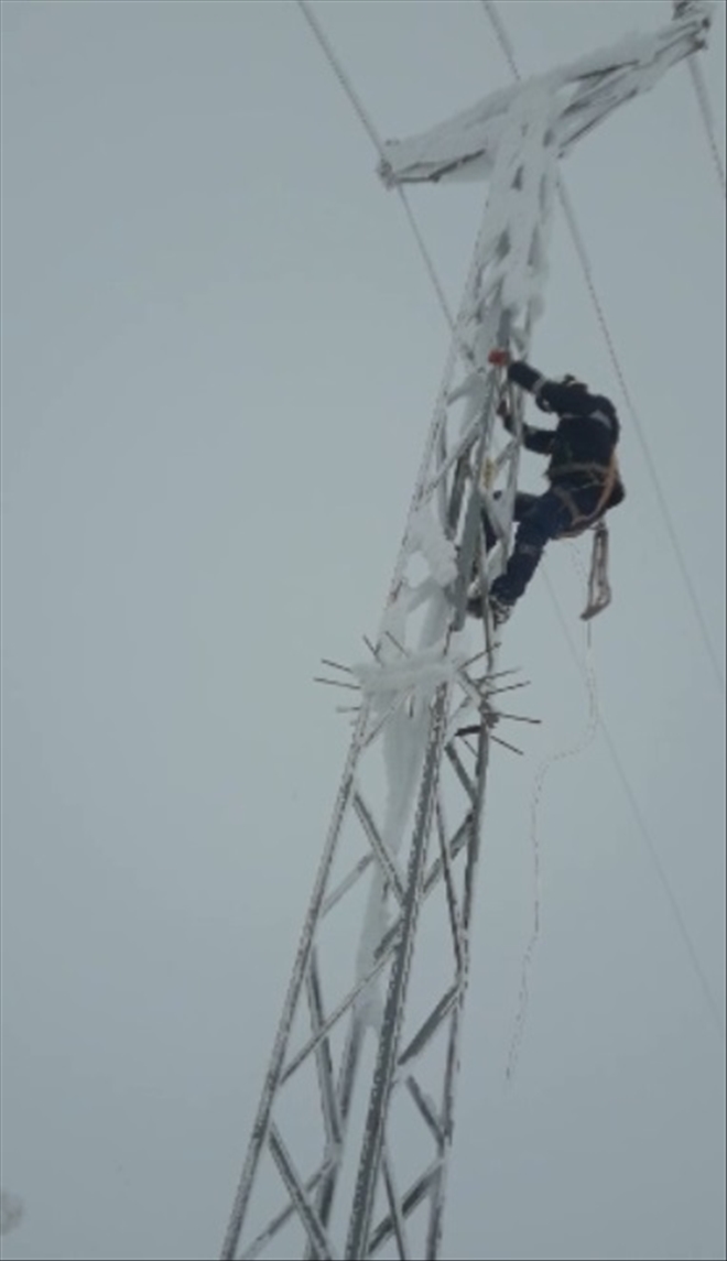 ÇEDAŞ EKİPLERİNİN BUZ KIRMA MESAİSİ (VİDEO)