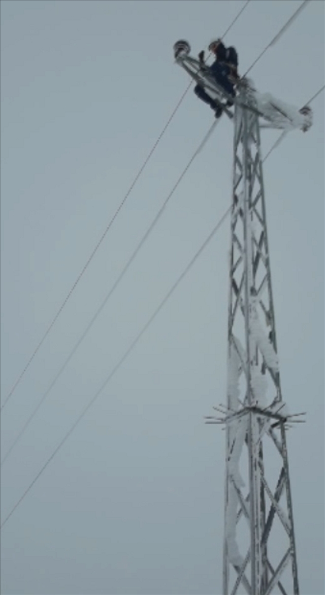 ÇEDAŞ EKİPLERİNİN BUZ KIRMA MESAİSİ (VİDEO)