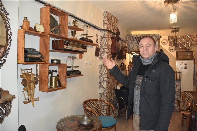 10 YILDA TOPLADIĞI ANTİKALARI KAFEDE SERGİLİYOR