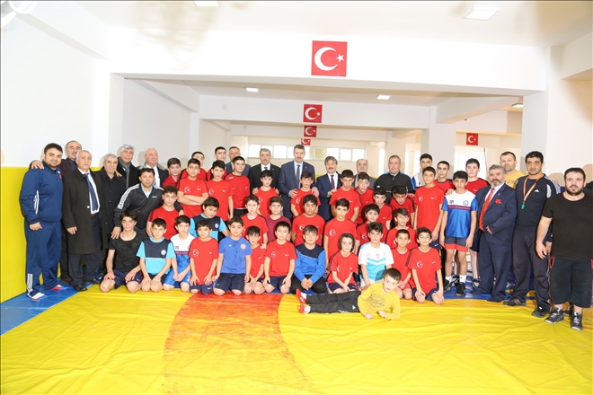 VALİ SPORCULARLA BULUŞTU