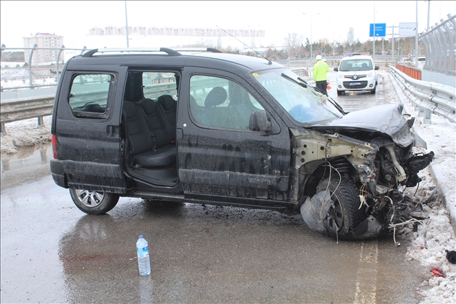 HAFİF TİCARİ ARAÇ BARİYERLERE ÇARPTI: 4 YARALI (VİDEO)