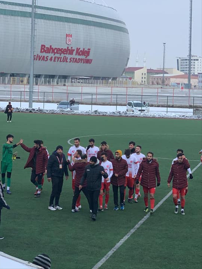 ÜNİVERSİTE 2-1 GALİP GELDİ