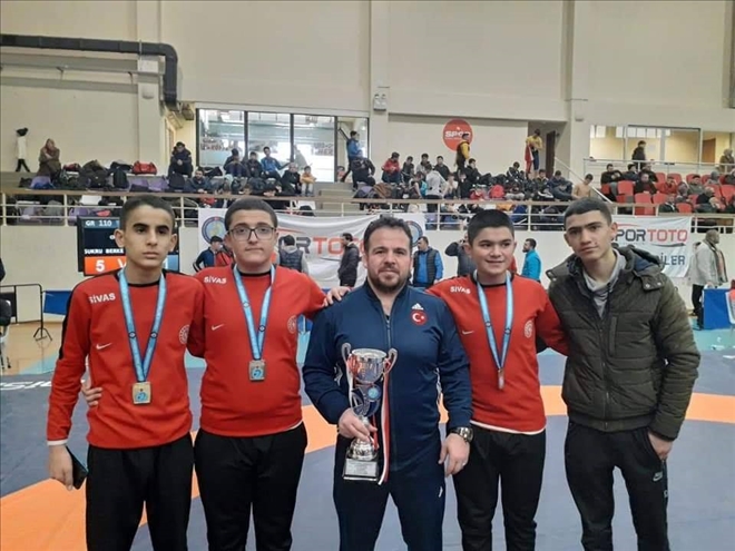 SİVASLI GÜREŞÇİLERDEN MADALYA VE KUPA