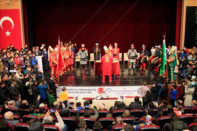 NAMAZDA BULUŞAN GENÇLER ÖDÜLLENDİRİLDİ