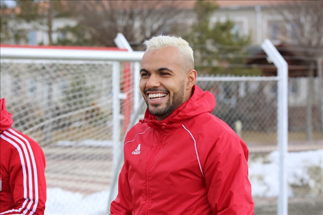 SAÇLARINI SARIYA BOYATTI