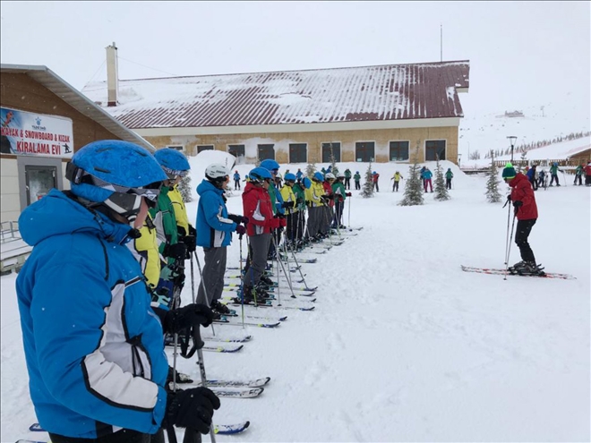50 ÖĞRENCİ KAYAK EĞİTİMİ ALDI