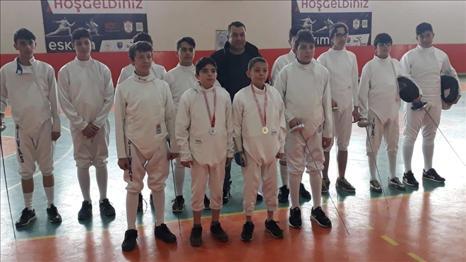 ESKRİM MAÇLARINA 14 SPORCU KATILDI