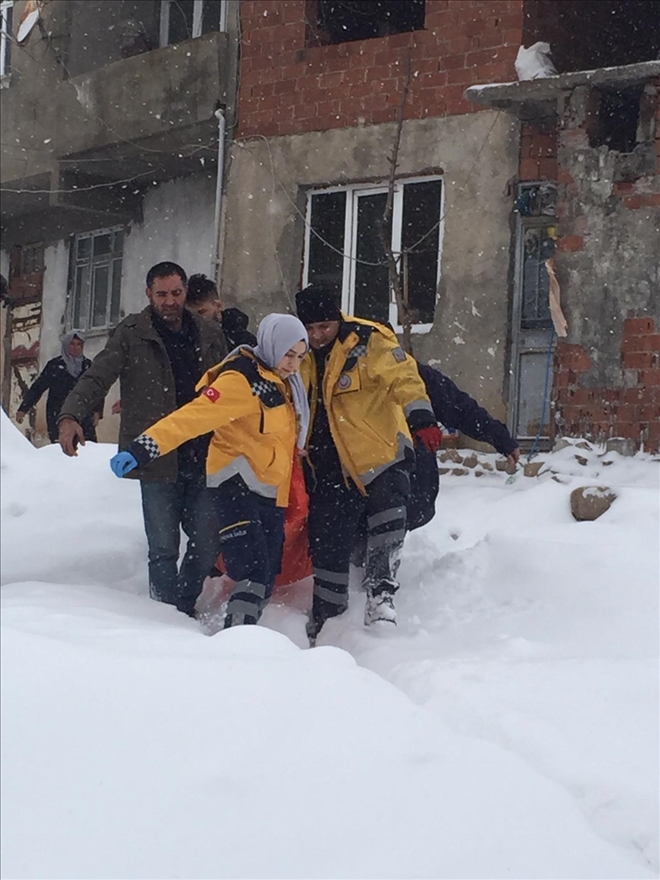 YAŞLI KADIN HASTANEYE ULAŞTIRILDI