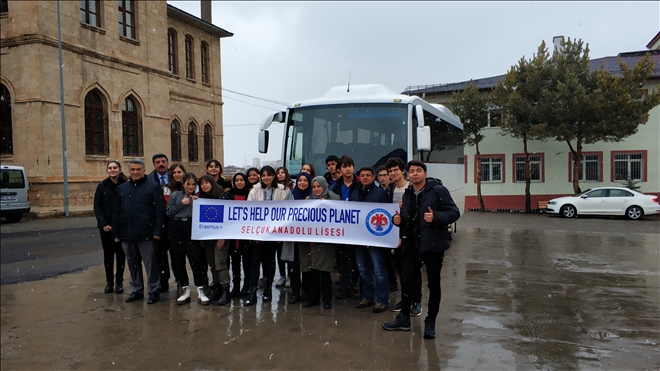 ÖĞRENCİLERE ÇEVRE BİLİNCİ AŞILANIYOR