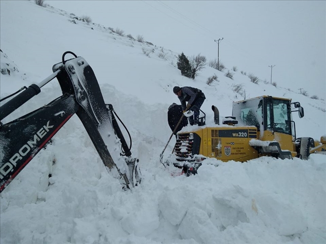 KARA SAPLANAN İŞ MAKİNESİ KURTARILDI