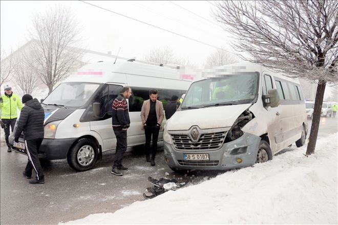 BUZLANMA KAZAYA NEDEN OLDU: 12 YARALI (VİDEO)