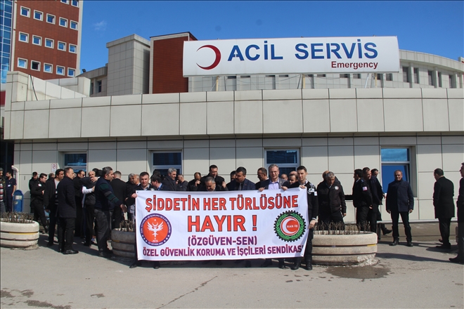 HASTA YAKINLARI GÜVENLİKÇİLERE SALDIRDI (VİDEO)