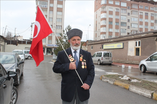 OĞLU VE TÜM MEHMETÇİĞE DESTEK İÇİN BAYRAK TAŞIYOR
