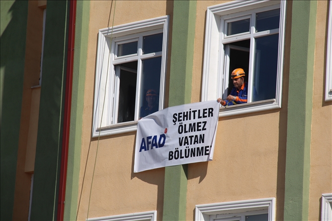 GERÇEĞİNİ ARATMAYAN DEPREM TATBİKATI (VİDEO)