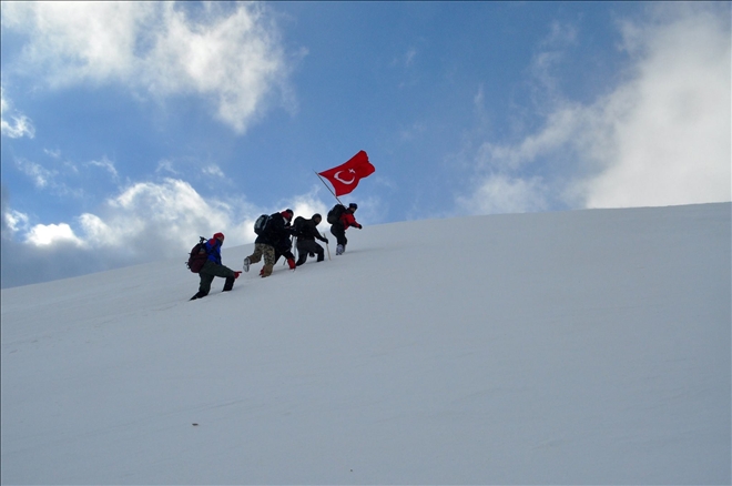 ŞEHİTLER ANISINA KÖSEDAĞ´IN ZİRVESİNE ÇIKTILAR (VİDEO)