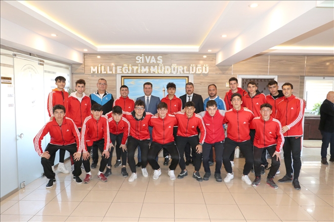 BAŞARILI FUTBOL TAKIMINDAN SAVAŞÇI´YA ZİYARET