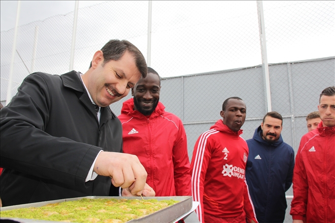 FUTBOLCULARA ELLERİYLE BAKLAVA YEDİRDİ