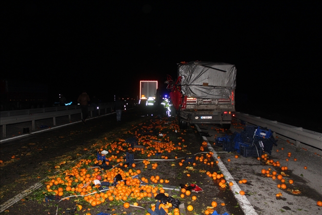 TIR´LAR ÇAPIŞTI, PORTAKALLAR YOLA SAÇILDI (VİDEO)