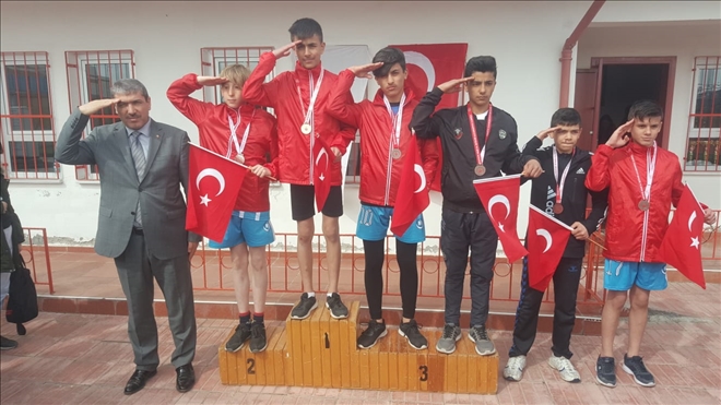 ÖDÜL TÖRENİNDE ASKER SELAMI VERDİLER