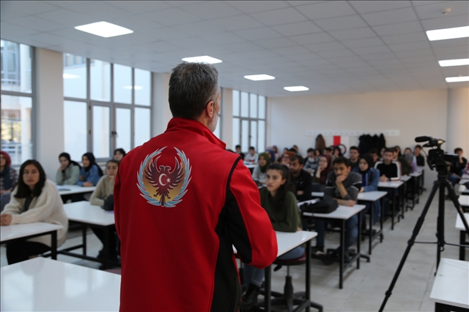 ÖĞRENCİLER TERÖR ÖRGÜTLERİNE KARŞI UYARILDI (VİDEO)