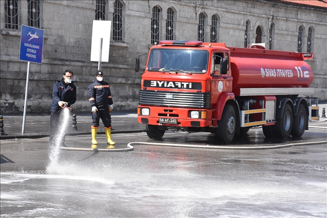 MEYDAN ÇAMAŞIR SUYUYLA YIKANDI