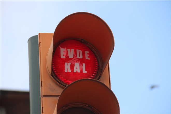 TRAFİK IŞIKLARINDA  ?EVDE KAL´ ÇAĞRISI (VİDEO)