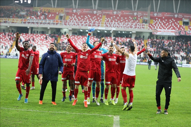 EVİNDE KAYBETMİYOR