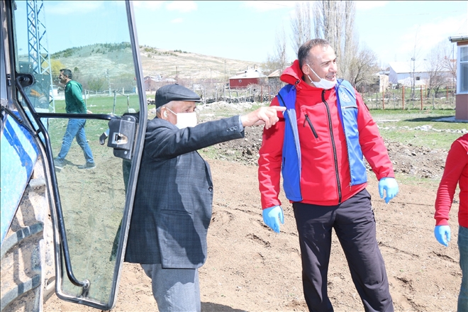 MUSA DEDENİN TARLASINI GENÇLER EKTİ