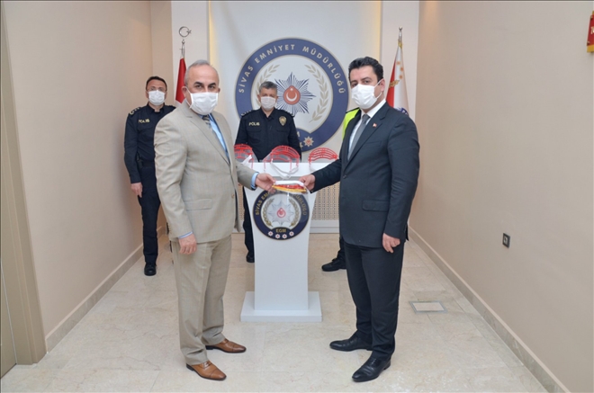 POLİSLER İÇİN SİPERLİK ÜRETTİLER