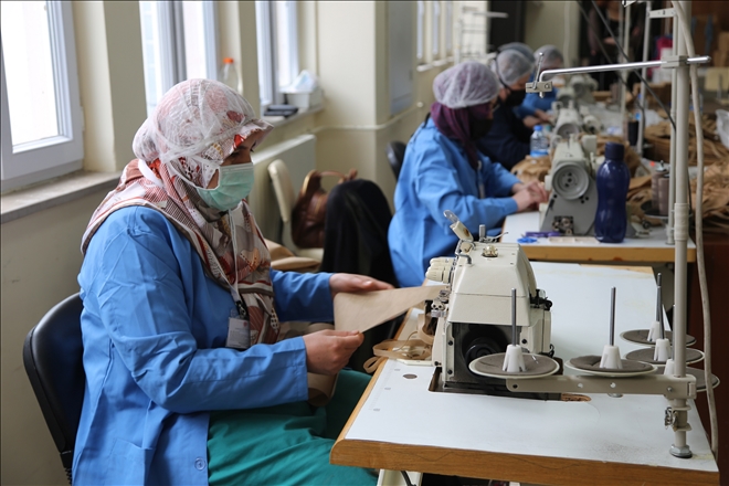 ÜNİVERSİTEDE MASKE ÜRETİLİYOR