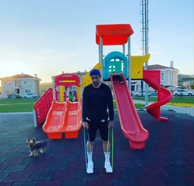 EVİNİN BAHÇESİNDE İDMAN YAPIYOR