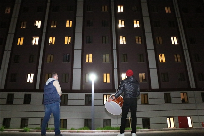 DAVUL VE MANİLERLE  SAHURA KALDIRILDILAR (VİDEO)