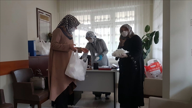 GÖNÜLLÜ EV HANIMLARI MASKE ÜRETTİLER