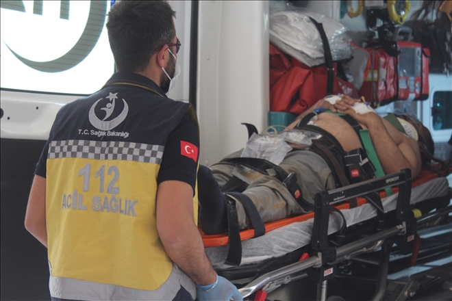 TIR İLE FORKLİFT ARASINA SIKIŞTI (VİDEO)