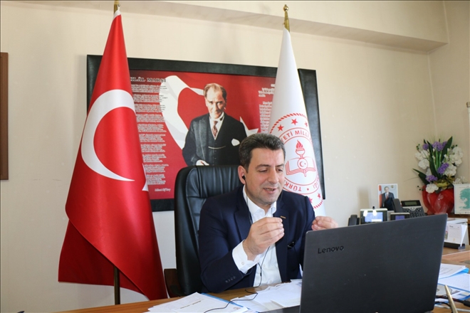 GÖNÜLLÜ ÖĞRETMENLERE TEŞEKKÜR ETTİ