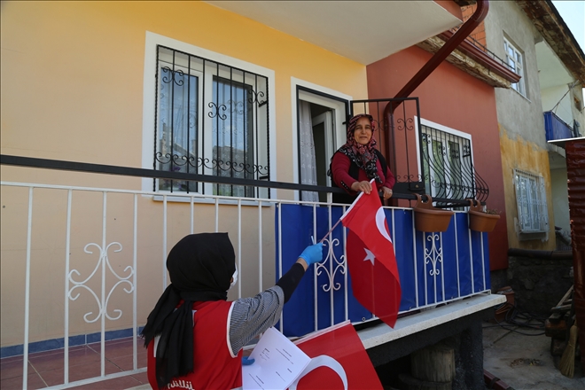 VEFA EKİPLERİ 5 BİN BAYRAK DAĞITTI (VİDEO)