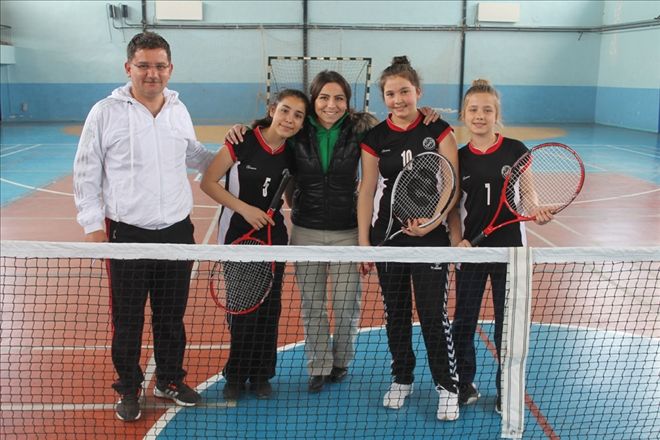 80. YIL TENİSTE KUPA KAZANDI