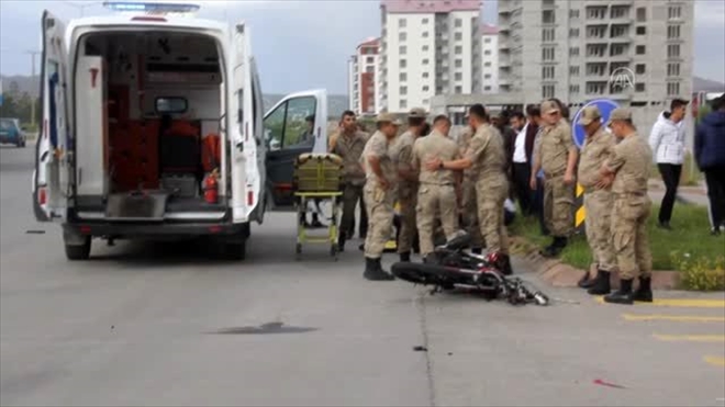 OTOMOBİL İLE MOTOSİKLET ÇARPIŞTI: 2 YARALI