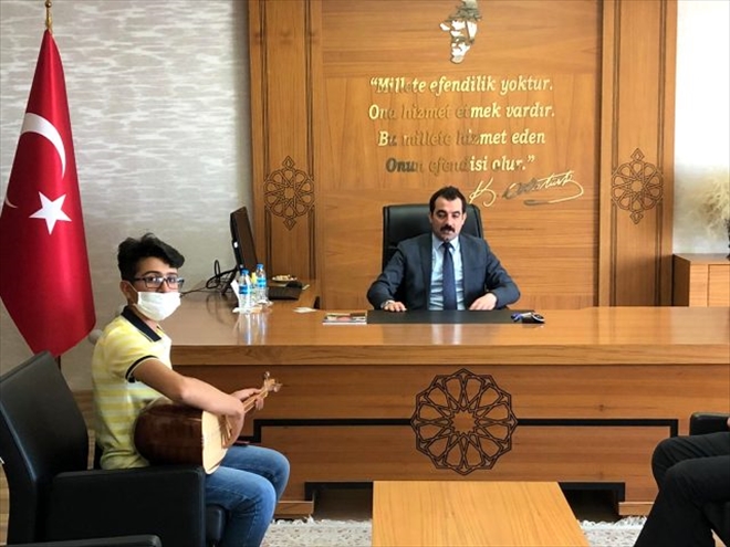 KAYMAKAMDAN LİSE ÖĞRENCİSİNE HEDİYE SAZ